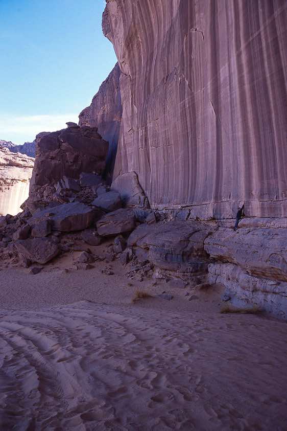 Cliff overhang at the Tin Taharit rock art site, Jabal Akakus