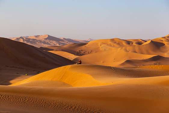 Andreas taking pictures in the sand dunes, desert landscape, Rub al Khali, Empty Quarter, Dhofar region