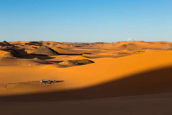 Campsite in the sand dunes of In Tehak, Tadrart region, Tassili n ́Ajjer National Park, Sahara, North Africa