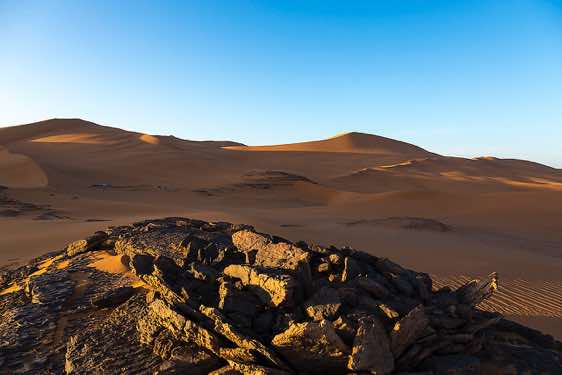 Campsite in the sand dunes of In Tehak, Tadrart region, Tassili n ́Ajjer National Park, Sahara, North Africa