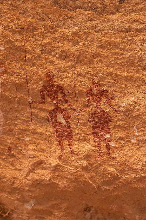 Rock painting depicting human figures holding a spear, Kozen rock art site, Tibesti region