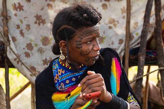 A Wodaabe (Bororo) woman's face is richly decorated with carved scars, which show her tribal affiliation and at the same time are supposed to prove strength and courage