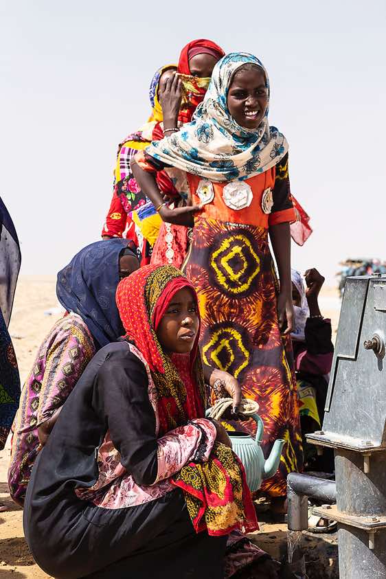 Women at a well in the desert, Borkou region
