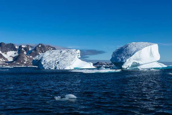 Floating icebergs, Ikaasartivaq Strait