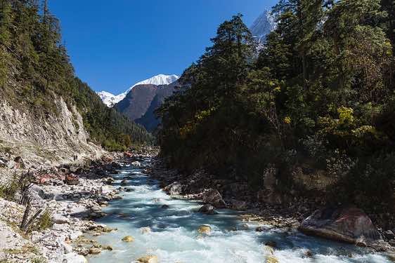 Trail along the banks of the Dudh Khola (river)