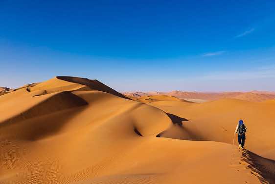 Jerome Blösser hiking in the sand dunes, desert landscape, Rub al Khali, Empty Quarter, Dhofar region