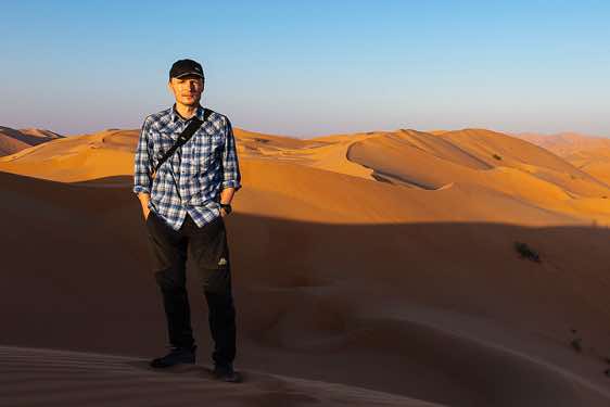 The photographer in the sand dunes, desert landscape, Rub al Khali, Empty Quarter, Dhofar region