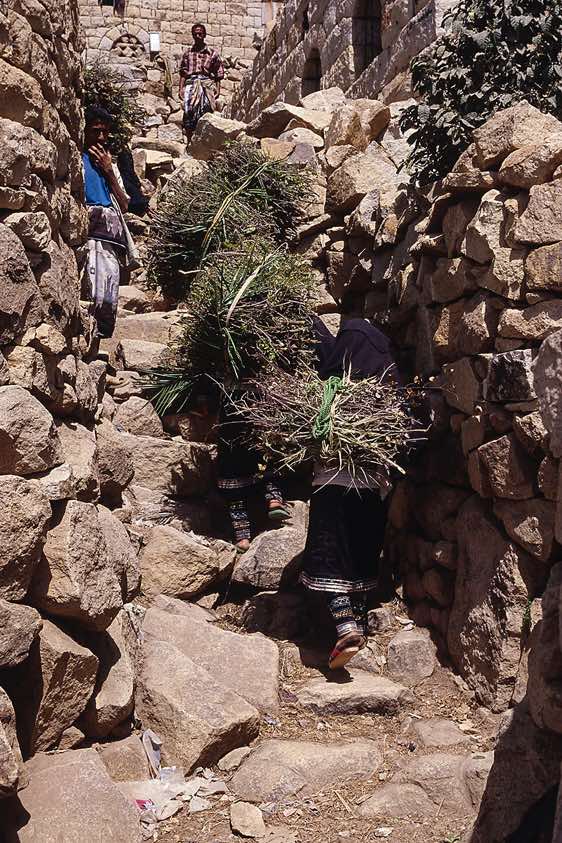 Women, Jebel Rugab, Bura mountains
