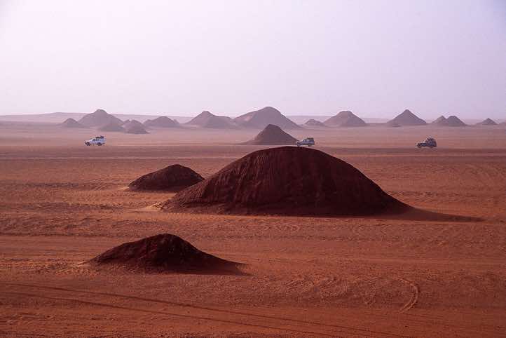 4WDs crossing the desert