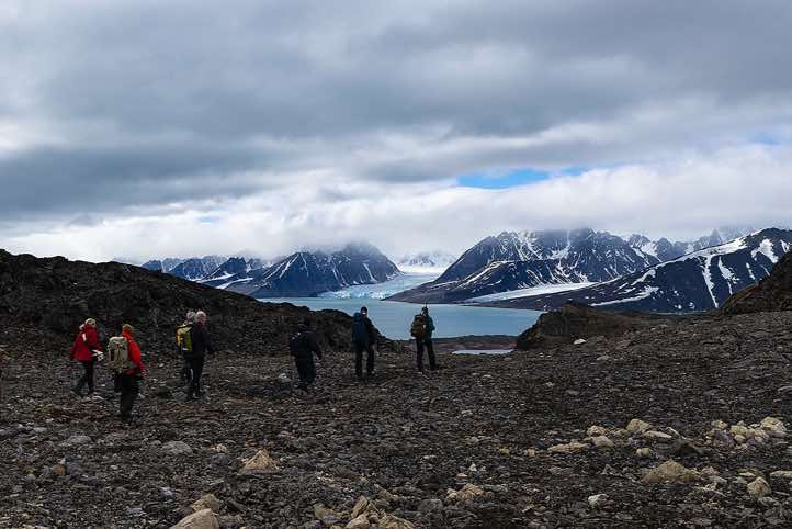 Hiking group with Seligerbreen Glacier in the background, Liefdefjorden