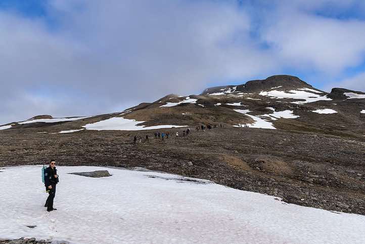 Expedition guide Katrin Frosin with hiking group, Solanderfjellet, Alicehamna, Raudfjorden