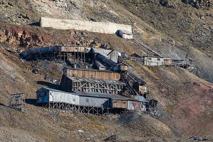 Coal mine 2b in the mountainside underneath Gruvefjellet in Longyearbyen was mined from 1938 to 1969. Today it is a heritage site.