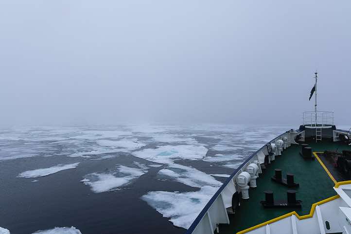 'Plancius' moves further into the ice as fog is rolling in